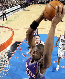 Stoudemire Goes For A 2 Handed Throwdown